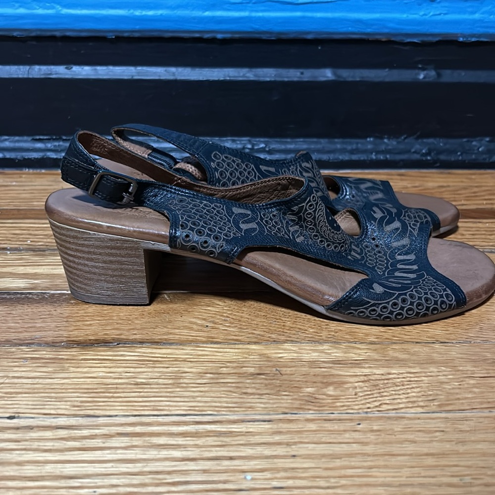 Sandals - Picture 2 of 4